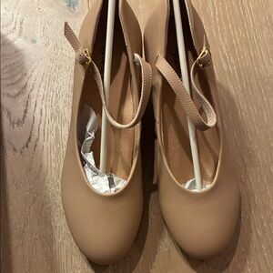 Theatricals t8000 tan women’s character shoes high heels NIB 9.0